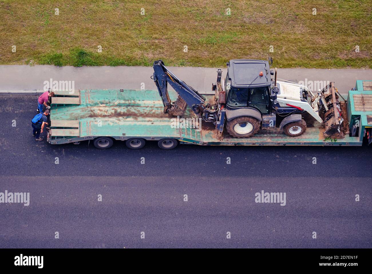 Chargement de la pelle hydraulique sur la plate-forme d'un équipement de construction chariot de transport Banque D'Images