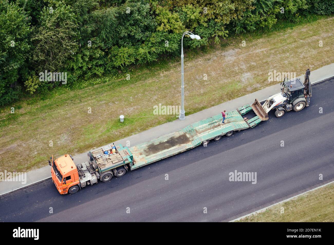 Chargement d'une pelle hydraulique sur une remorque pour le transport de la construction équipement Banque D'Images