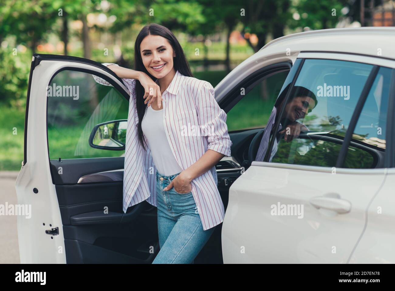 Photo de la fille positive centre ville conducteur de voiture stand près  porte ouverte profitez des voyages d'été en voiture à l'extérieur Photo  Stock - Alamy