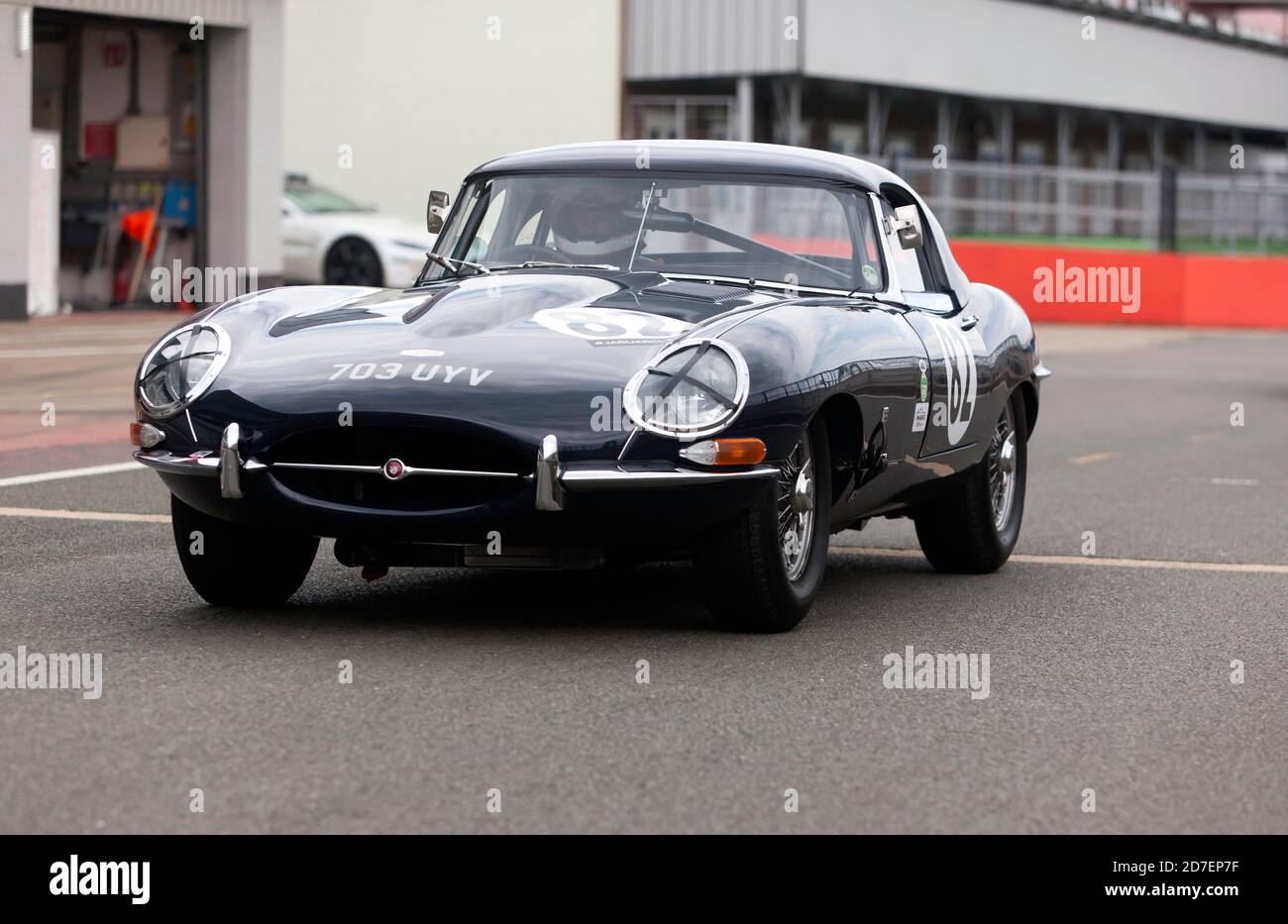 Bob Binfield pilotant sa Jaguar E-Type 1962 lors de la séance de qualification pour le Trophée touristique RAC pour les voitures historiques (avant 63'). Banque D'Images