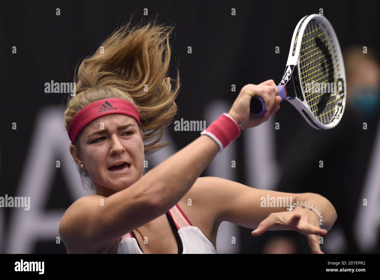 Karolina Muchova de République tchèque retourne une balle contre Elise  Mertens de Belgique lors de l'Open J&T Banka Ostrava 2020 Tournoi de tennis  à Ostrava Photo Stock - Alamy