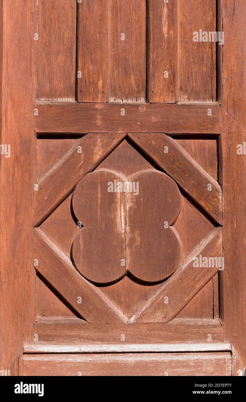 Ancienne porte verticale en bois naturel marron avec un motif Banque D'Images
