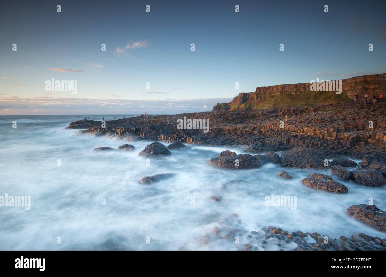 Coucher de soleil sur la chaussée des géants, site classé au patrimoine mondial de l'UNESCO de quelque 40,000 colonnes hexagonales sur la côte d'Antrim en Irlande du Nord. Banque D'Images