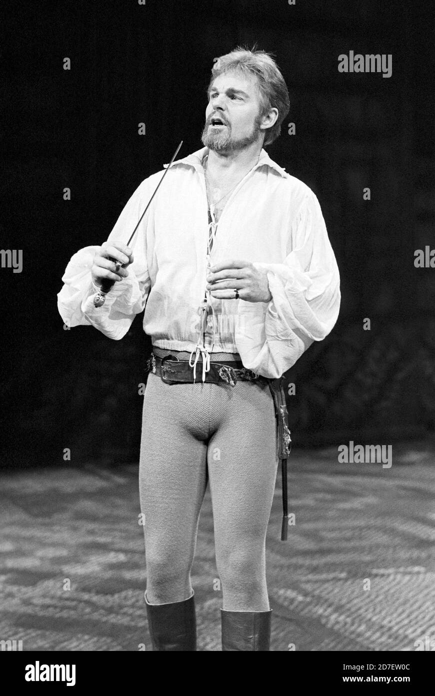 Derek Jacobi (Hamlet) dans UN HAMEAU de Shakespeare au Old Vic, Londres SE1 1977 a Prospect Theatre Company conception de production: Robin Archer éclairage: Nick Chelton réalisateur: Toby Robertson Banque D'Images