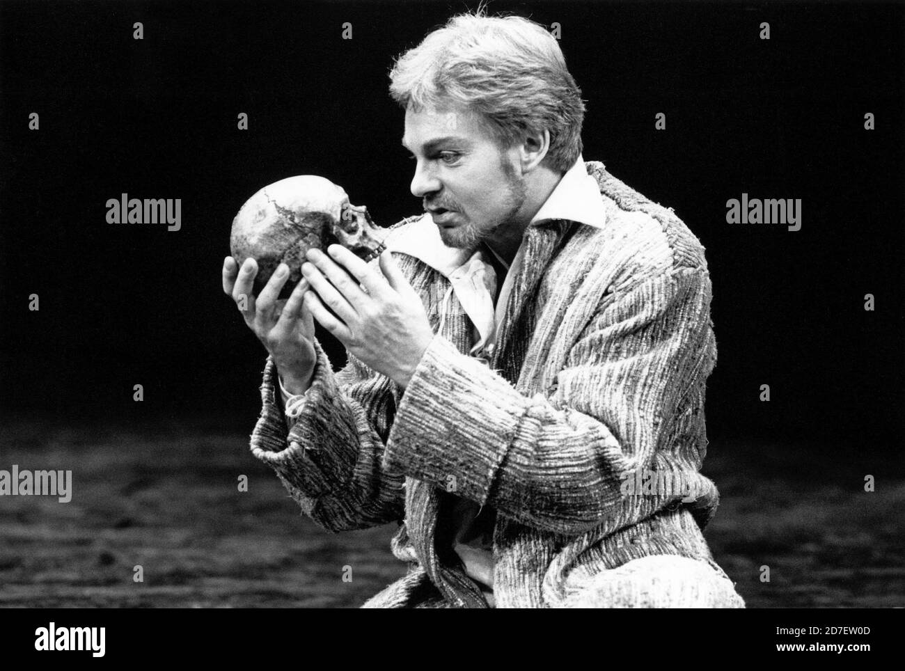 Derek Jacobi (Hamlet) dans HAMLET par Shakespeare au Old Vic, Londres SE1 01/08/1979 an Old Vic Company (anciennement Prospect Theatre Company) conception de production: Robin Archer éclairage: Keith Edmundson réalisateur: Toby Robertson Banque D'Images