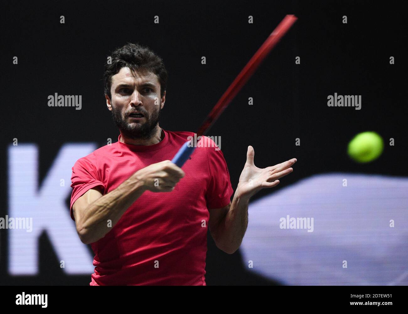 Cologne, Allemagne. 22 octobre 2020. Tennis : excursion ATP - Championnat de Cologne (ATP), individuel, hommes, 2e tour, Shapovalov (Canada) - G. Simon (France). Gilles Simon joue le ballon. Credit: Jonas Güttler/dpa/Alay Live News Banque D'Images