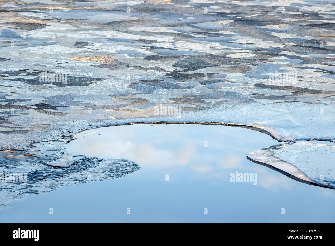 fissure de glace sur la surface gelée du lac en hiver Banque D'Images