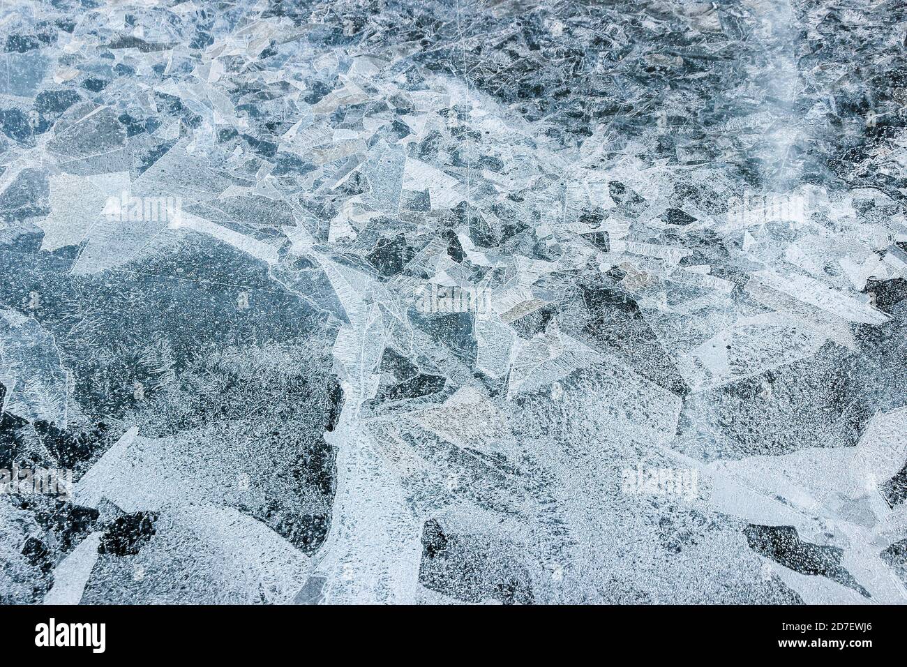 fissure de glace sur la surface gelée du lac en hiver Banque D'Images