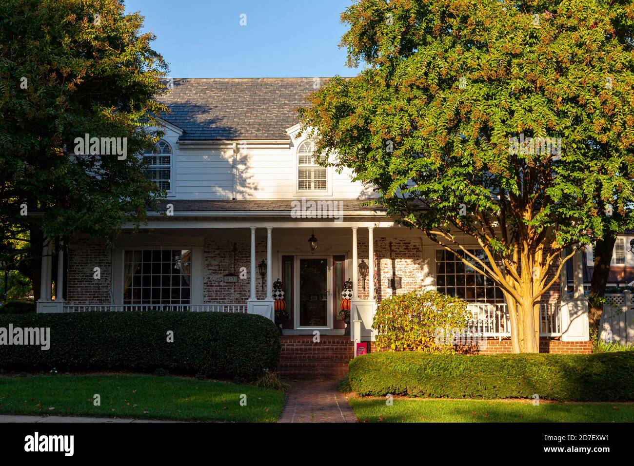 Frederick MD, Etats-Unis 10/13/2020: Une maison de deux étages datant de l'époque coloniale dans la ville historique de Frederick. Il a une cour bien entretenue, des briques rustiques défraîchées Banque D'Images