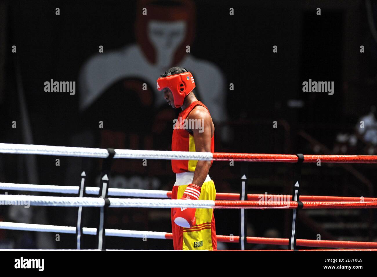 Concentration du boxeur avant de commencer un match de boxe amateur pendant le Champioship de boxe de l'AIBA World à Milan 2009. Banque D'Images