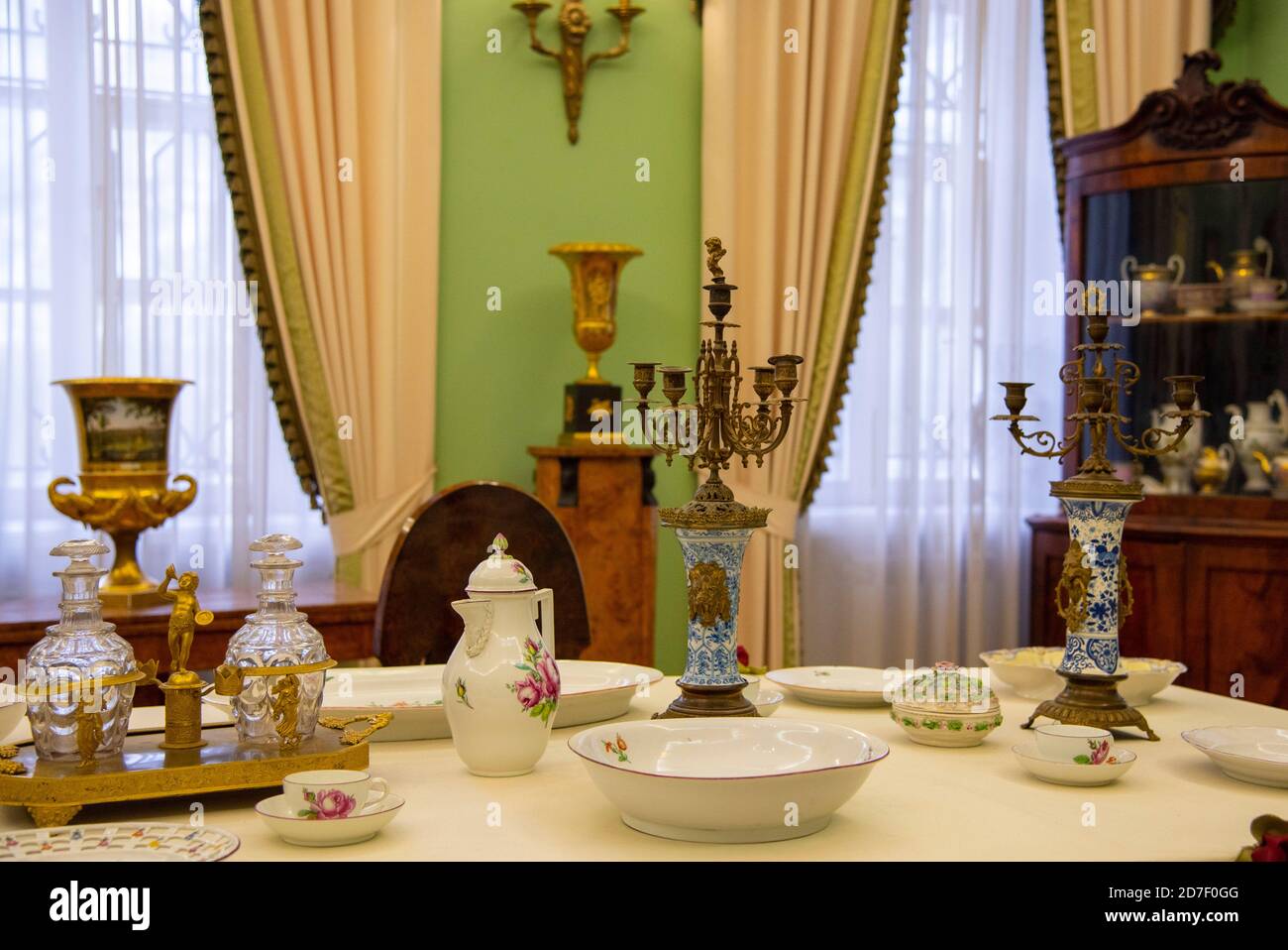 La salle du musée dans l'ancienne HOMESTEAD. Salon avec table pour l'arrivée des clients. Banque D'Images