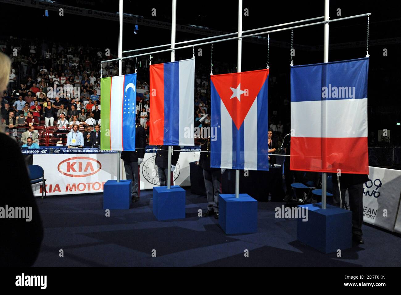 Drapeaux nationaux lors de la cérémonie de remise des médailles de l'amateur AIBA World Boxing Champioship à Milan 2009. Banque D'Images