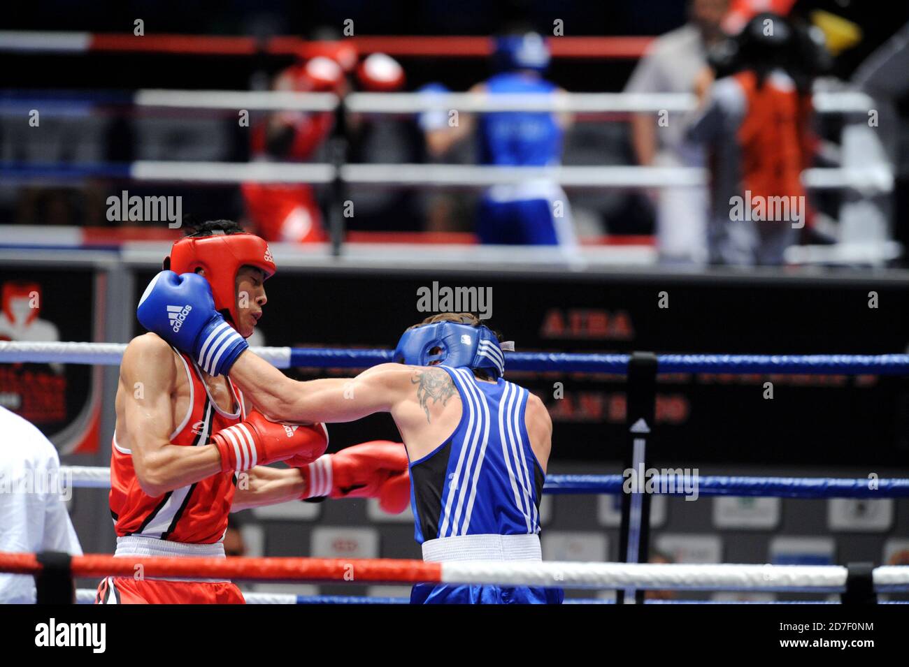 Simultanément des matchs de boxe amateur pendant l'AIBA World Boxing Champioship à Milan 2009. Banque D'Images