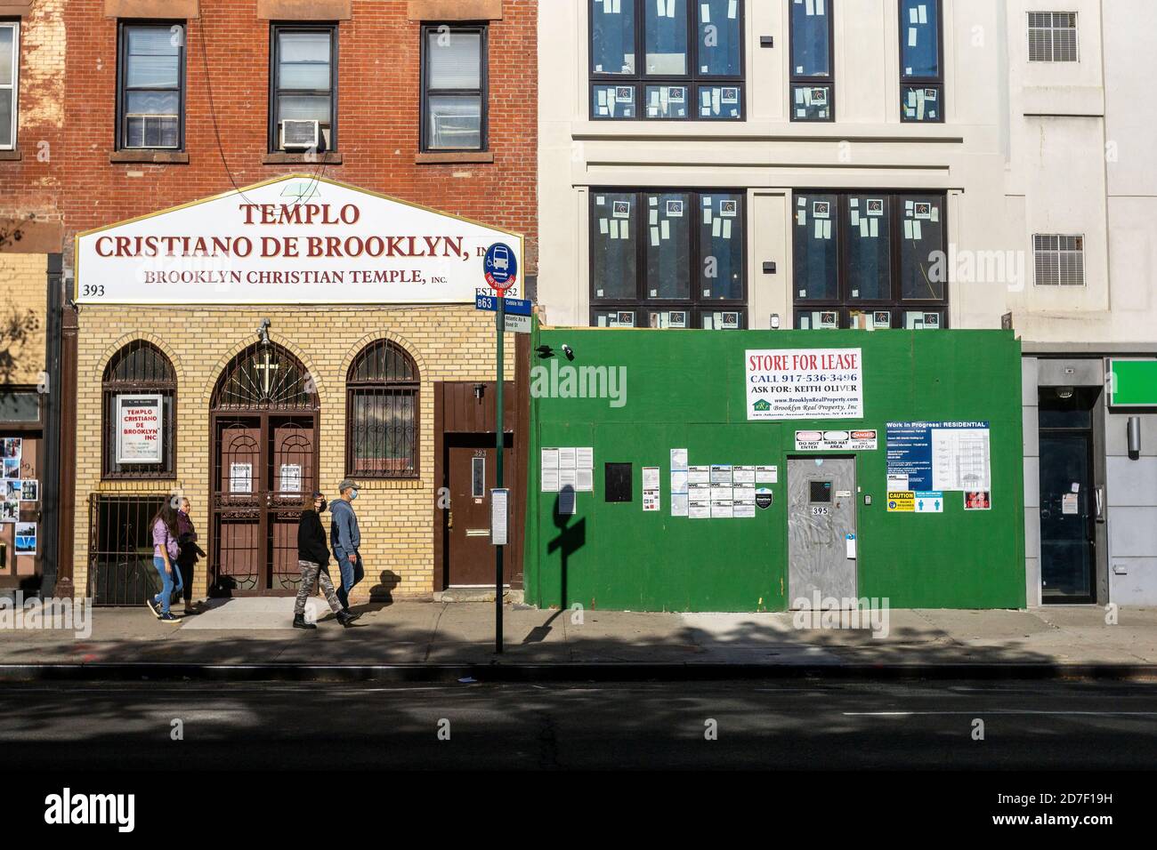 Temple chrétien de Brooklyn et façade vide le long du corridor commercial Atlantic Avenue à Brooklyn, New York, le samedi 17 octobre 2020.(© Richard B. Levine) Banque D'Images