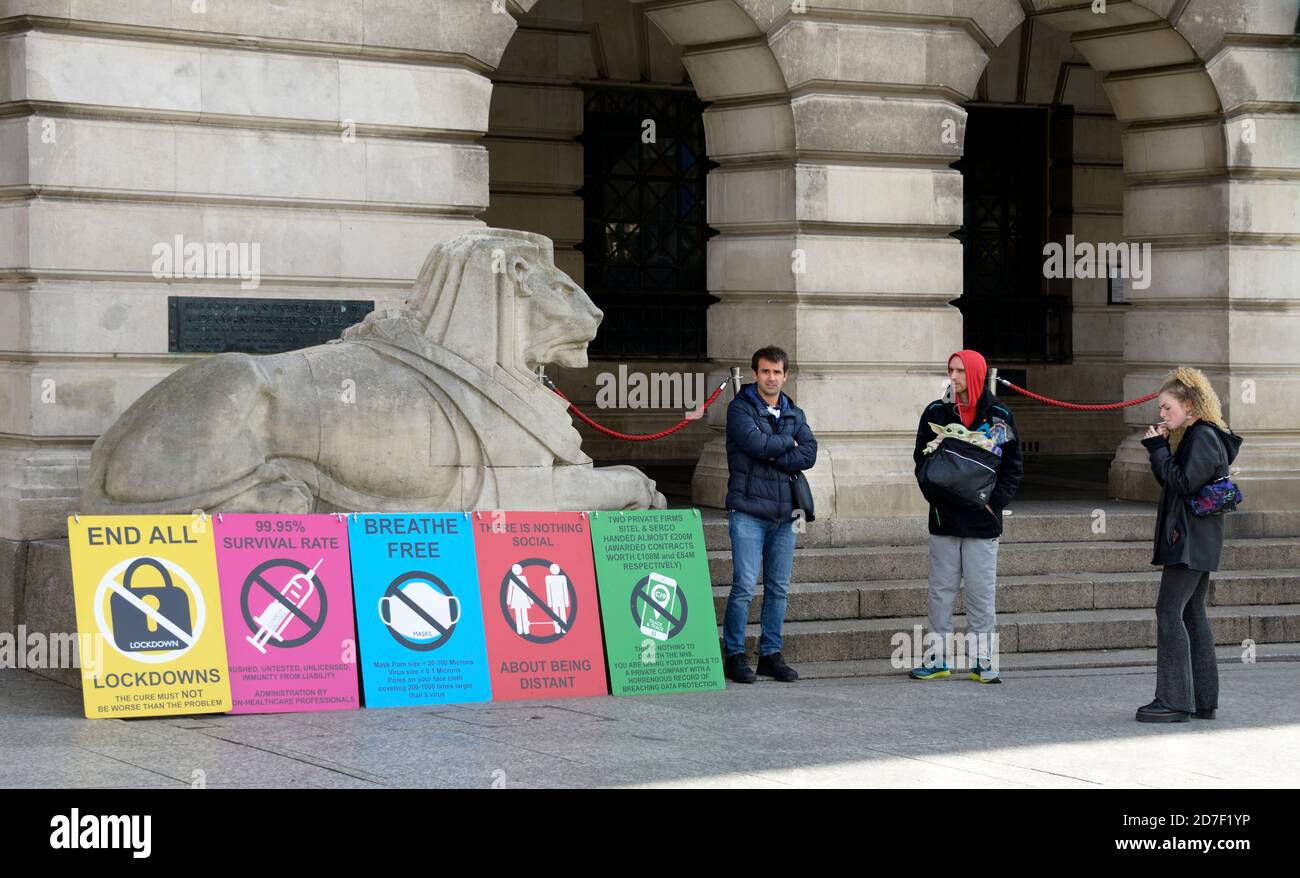 Théorie de la conspiration des manifestants avec des affiches, dans le centre-ville de Nottingham Banque D'Images
