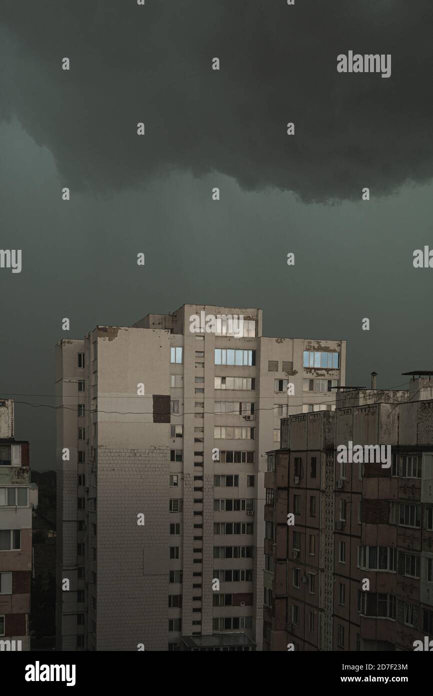 Ciel sombre et orageux au-dessus du toit d'un immeuble d'appartements de construction soviétique en Europe de l'est, la république non reconnue de Transnistrie Banque D'Images