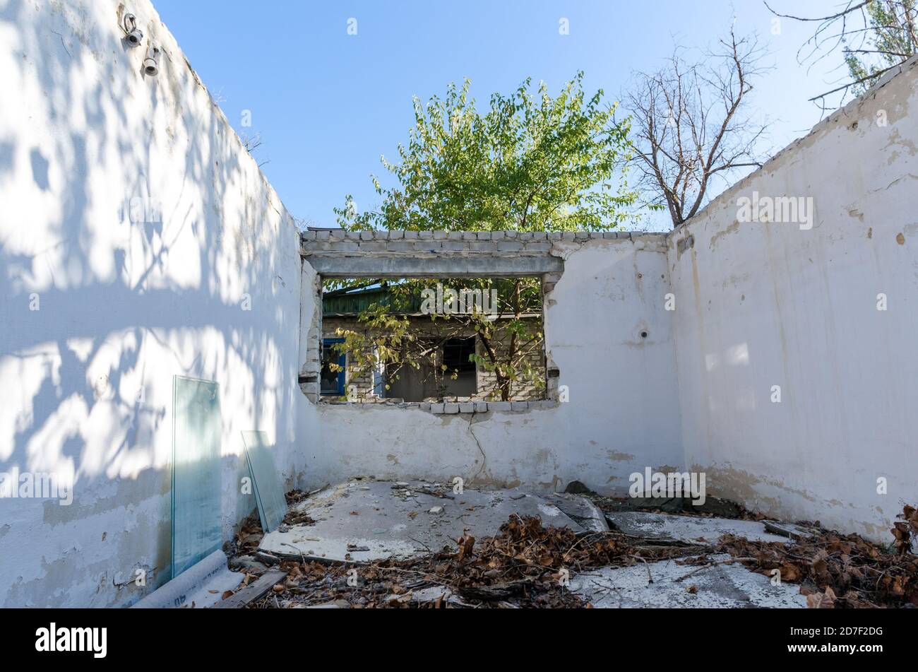 Ruines d'une ancienne maison de village abandonnée en Ukraine après la guerre Banque D'Images