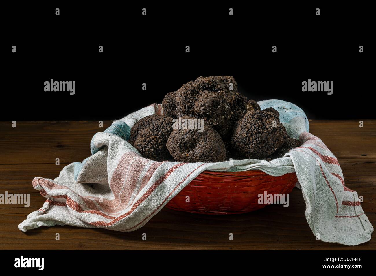 Truffes noires avec encore des traces de terre dans la toile à vaisselle Banque D'Images
