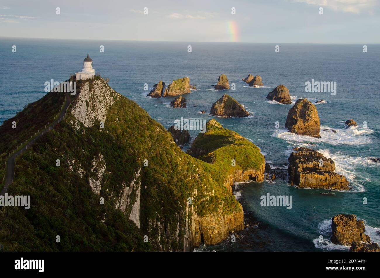 Photo en grand angle du phare de Nugget point, Nouvelle-Zélande Banque D'Images
