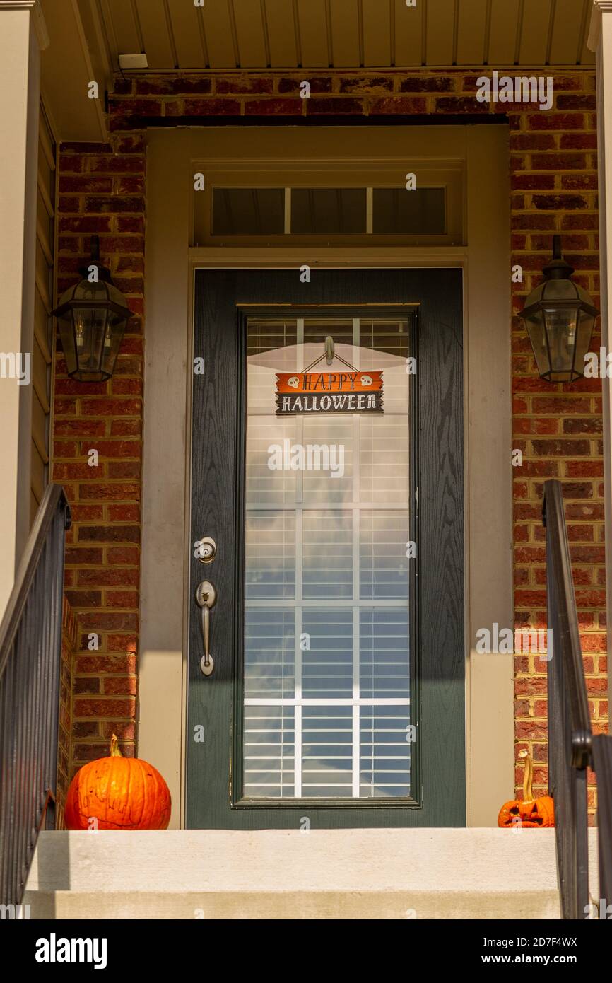 Montgomery County, MD, USA 10/21/2020: Porte d'entrée d'une maison avec des décorations simples mais élégantes pour halloween. Il y a un bon avis d'halloween le Banque D'Images