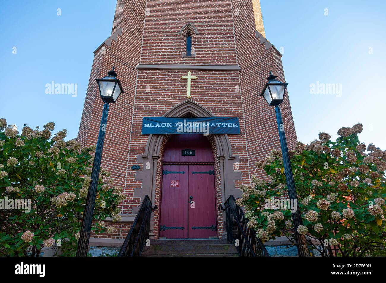 Frederick, MD, USA 10/13/2020: Fondée en 1742, All Saints est la plus ancienne paroisse épiscopale de l'ouest du Maryland. Une bannière Black Lives Matter est suspendue sur t Banque D'Images