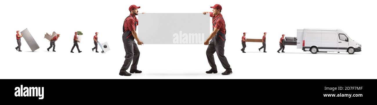 Les déménageurs transportant un panneau vierge et les autres travailleurs qui y placent des articles une fourgonnette blanche isolée sur fond blanc Banque D'Images