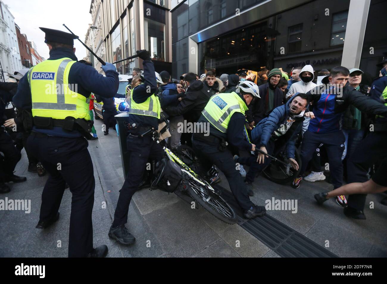 Dublin, Irlande. 22 octobre 2020. 22/octobre/2020. Jour 1 du verrouillage national de niveau 5. Une manifestation anti-verrouillage anti-masque devient violente aujourd'hui, alors que les manifestants de Grafton Street, Dublin Irlande, sont arrêtés par Gardai (police irlandaise), après avoir marché dans la ville et bloqué la circulation. Photo: Leah Farrell/RollingNews.ie crédit: RollingNews.ie/Alay Live News crédit: RollingNews.ie/Alay Live News Banque D'Images