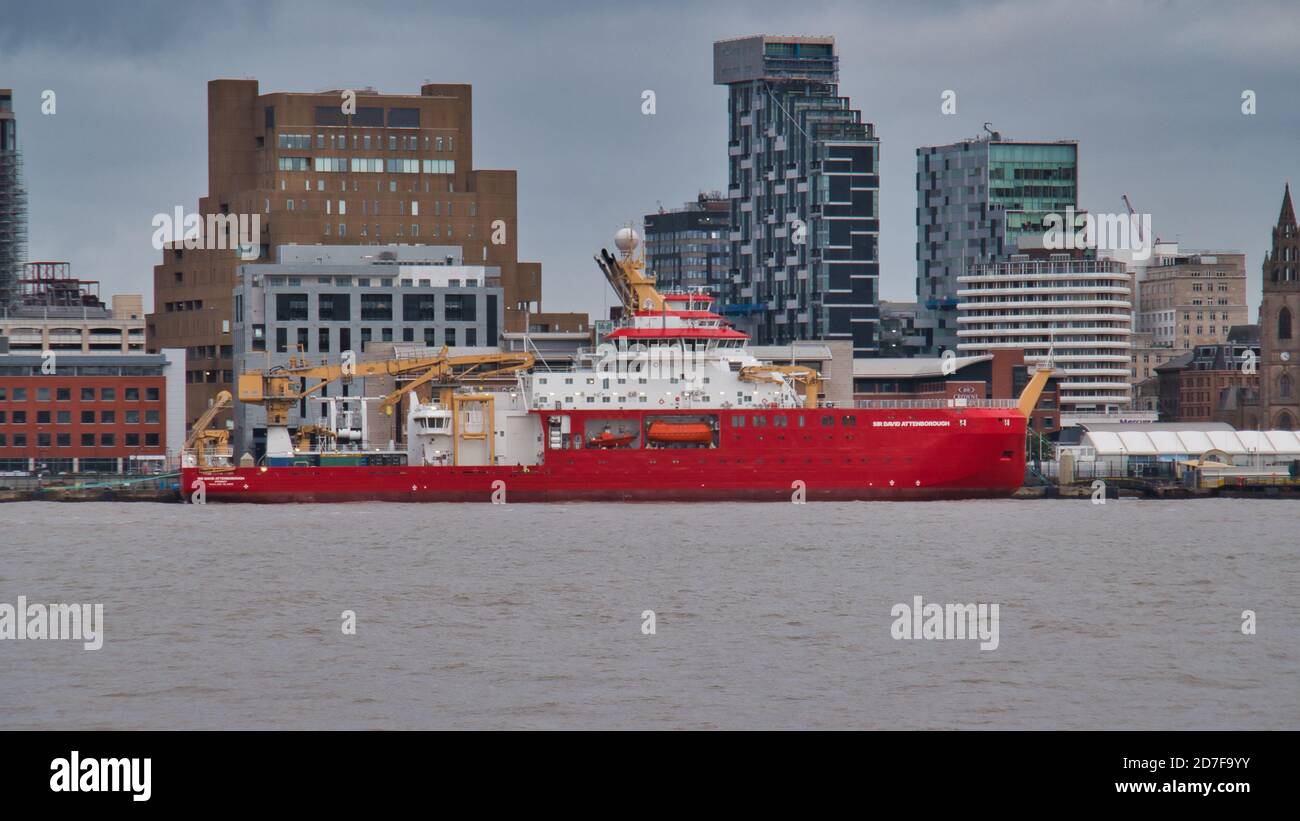 Le RRS Sir David Attenborough au bord de l'eau de Liverpool, classé au patrimoine mondial de l'UNESCO Le jour après avoir quitté les constructeurs de navires Cammell Laird à Birkenhead Banque D'Images