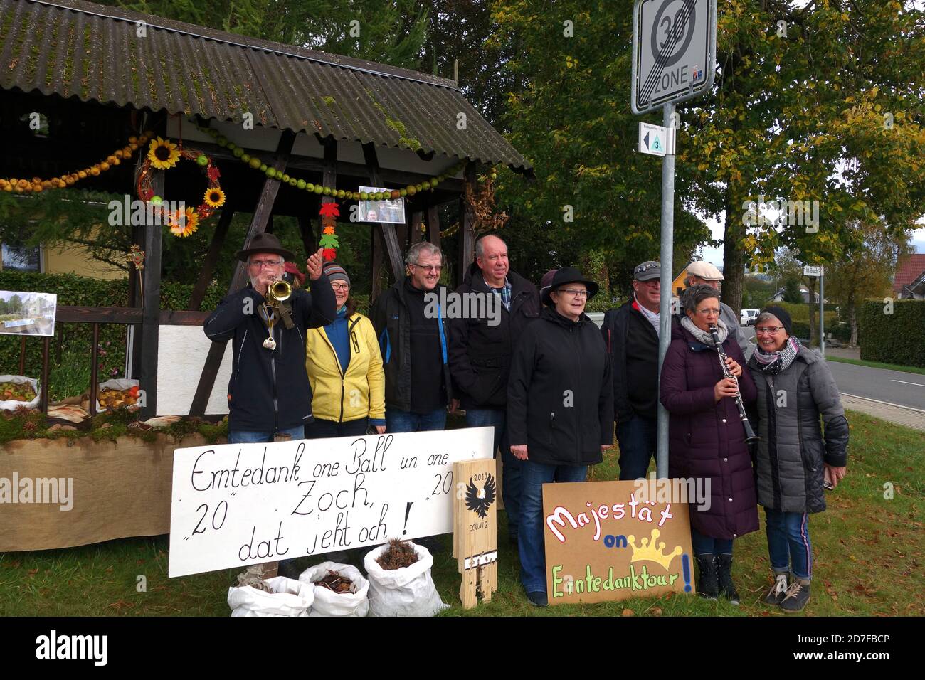 Résidents célébrant le jour de Thanksgiving dans le village de Mutzenich, en Allemagne. 2020. Fêtes de la moisson dans le village allemand de Mutzenich Banque D'Images