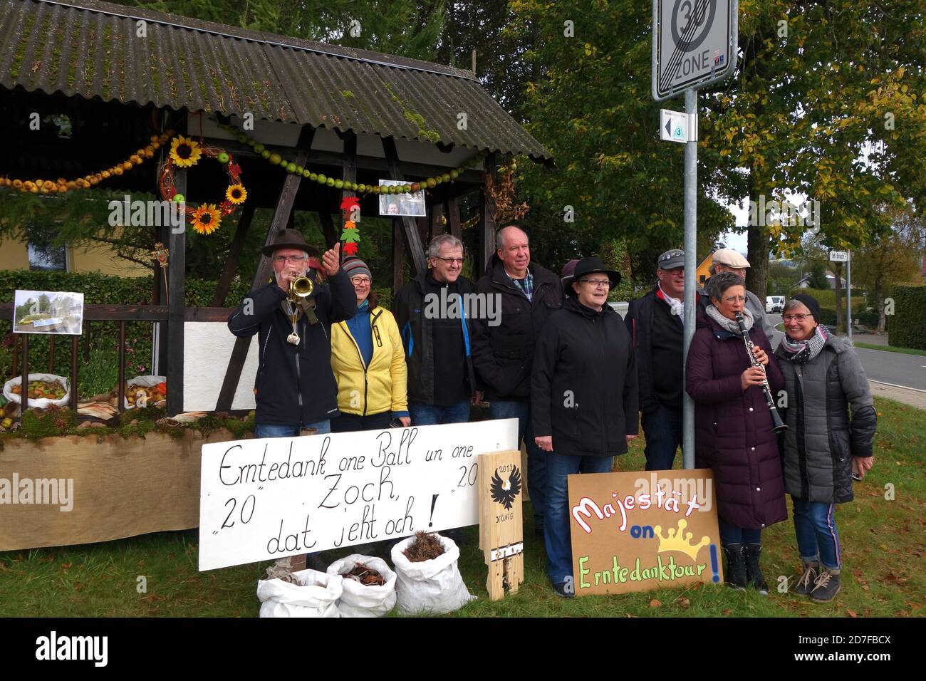 Résidents célébrant le jour de Thanksgiving dans le village de Mutzenich, en Allemagne. 2020. Fêtes de la moisson dans le village allemand de Mutzenich Banque D'Images