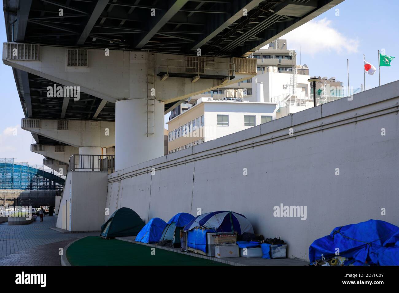 Tentes pour les sans-abri locaux sous un pont autoroutier.Ryogoku.Sumida-Ku.Tokyo.Japon Banque D'Images