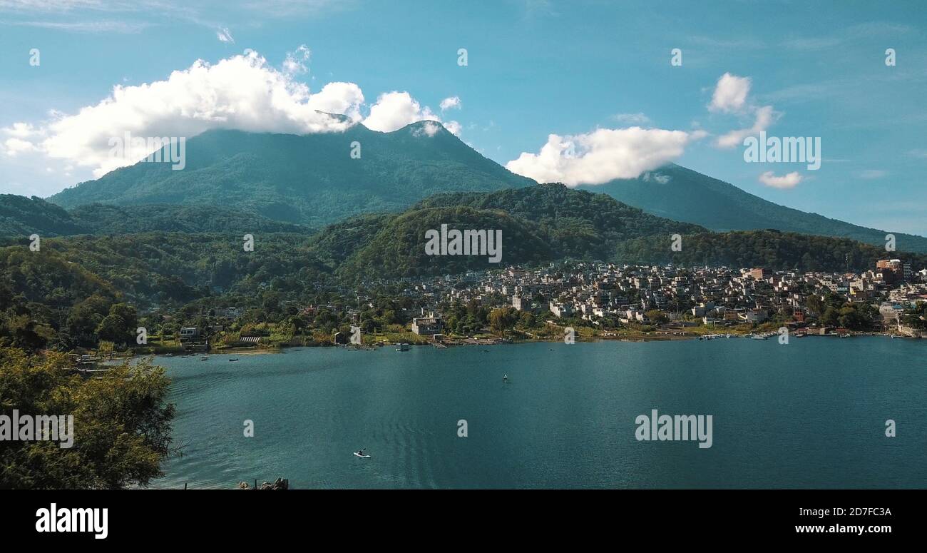 Belle vue sur le célèbre lac Atitlan, Guatemala, sur fond de ciel bleu Banque D'Images