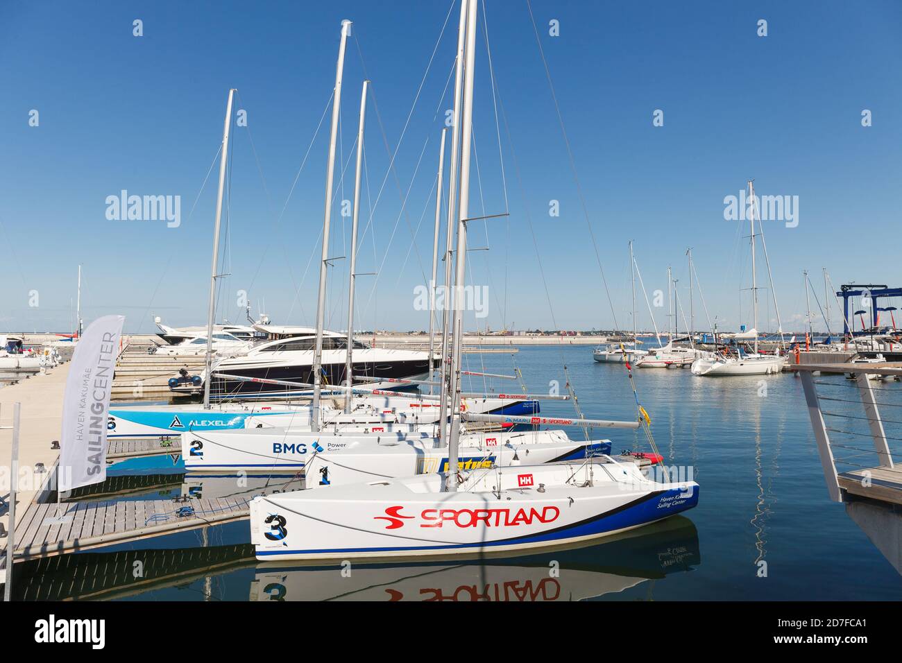 Tallinn, Estonie - 19 JUILLET 2018 : yachts dans le nouveau centre de loisirs maritimes Haven Kakumae Marina. Banque D'Images