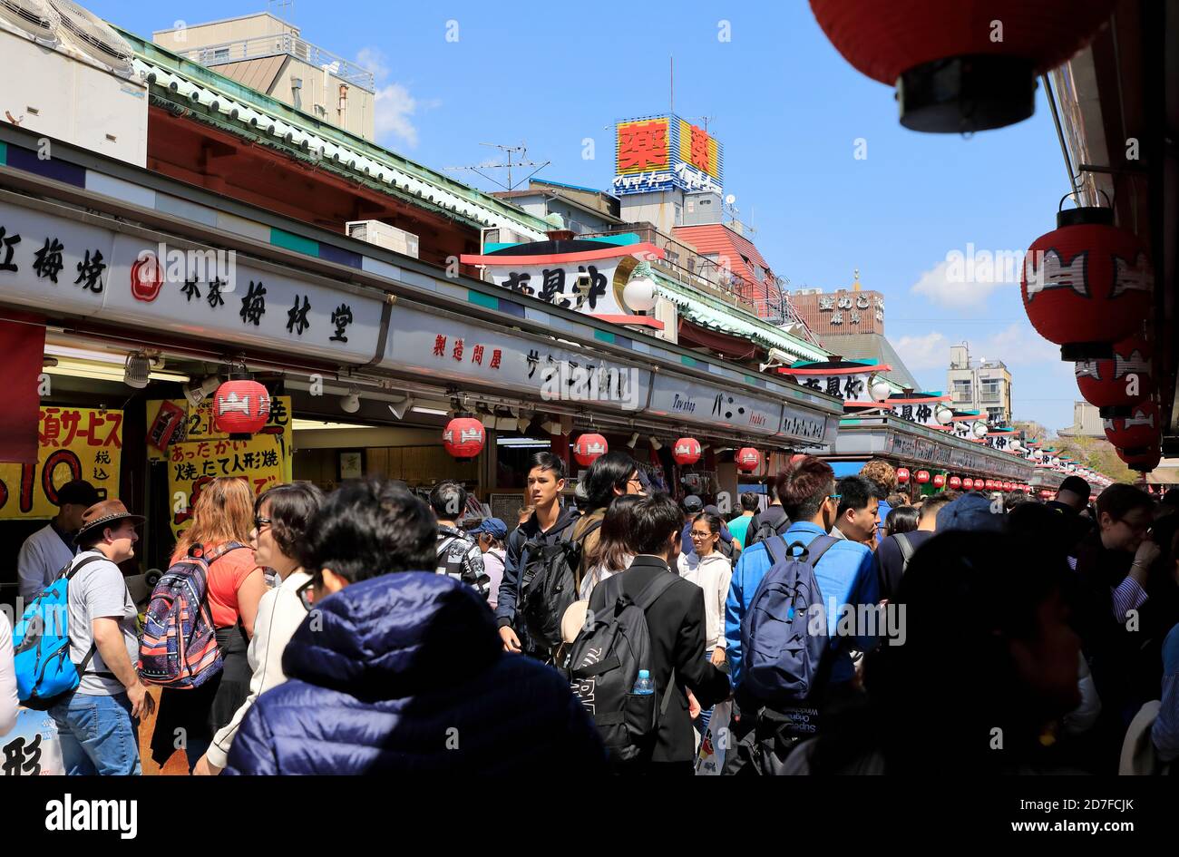 Rue commerçante de Nakamise-dori surpeuplée dans le temple Senso-Ji.Asakusa.Tokyo.Japon Banque D'Images
