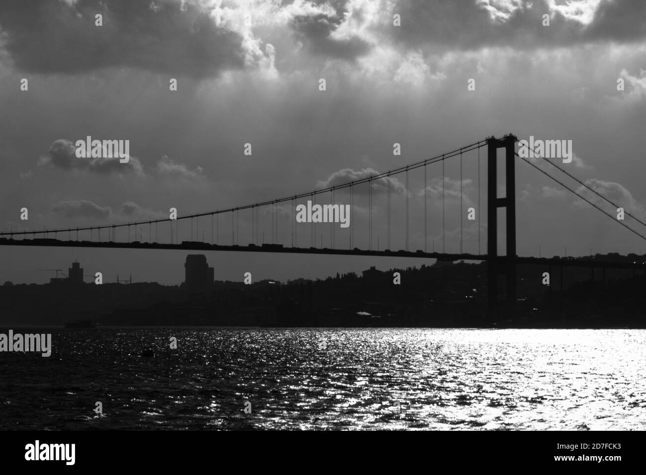 Silhouette du pont du Bosphore à Istanbul Banque D'Images