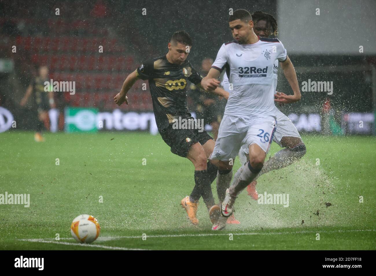 Gojko Cimirot (à gauche) de Standard Liège et Leon Balogun des Rangers se battent pour le ballon lors du match du groupe D de l'UEFA Europa League au Stade Maurice Dufrasne, Liège. Banque D'Images