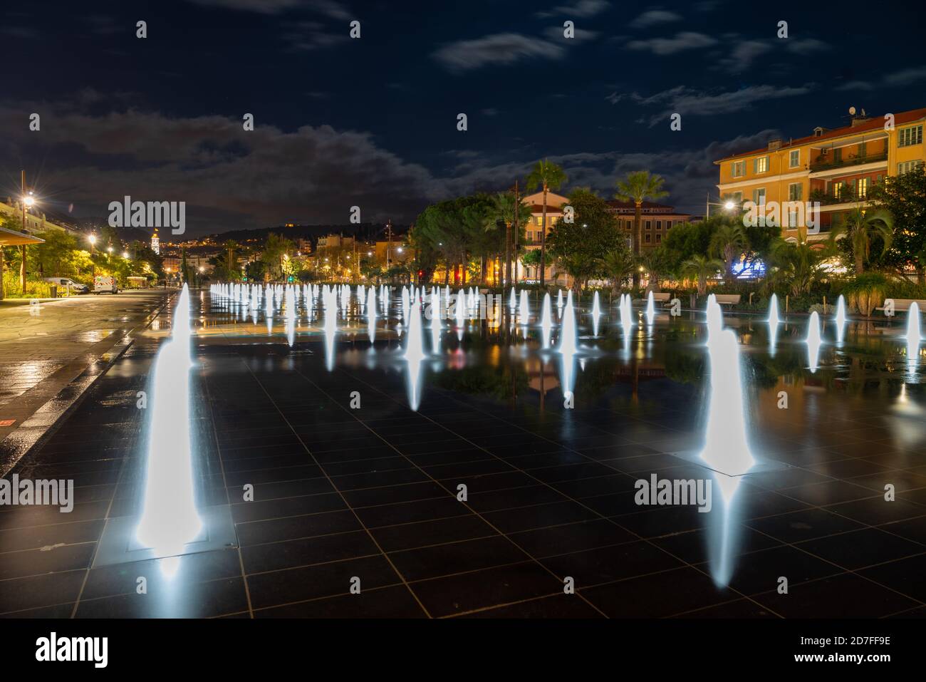 NICE, FRANCE - 25 NOVEMBRE 2015 : fontaines dansantes sur la Promenade du Paillon dans la soirée à Nice, Côte d'Azur Banque D'Images