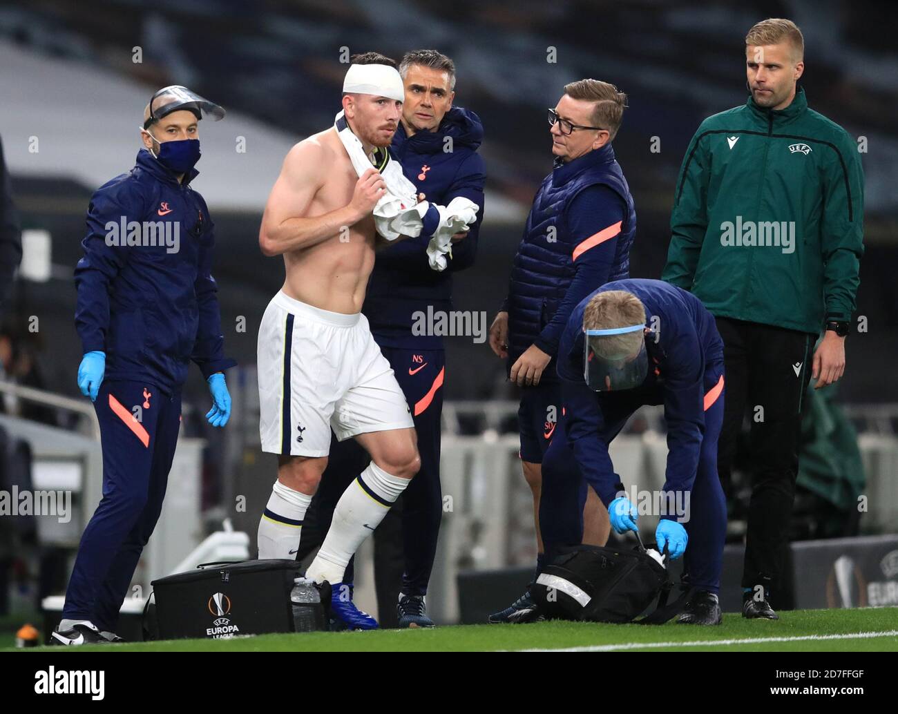 Pierre-Emile Hotspur de Tottenham Hotspur porte un bandage de tête et change de maillot après avoir reçu un traitement lors du match J de l'UEFA Europa League au Tottenham Hotspur Stadium, Londres. Banque D'Images