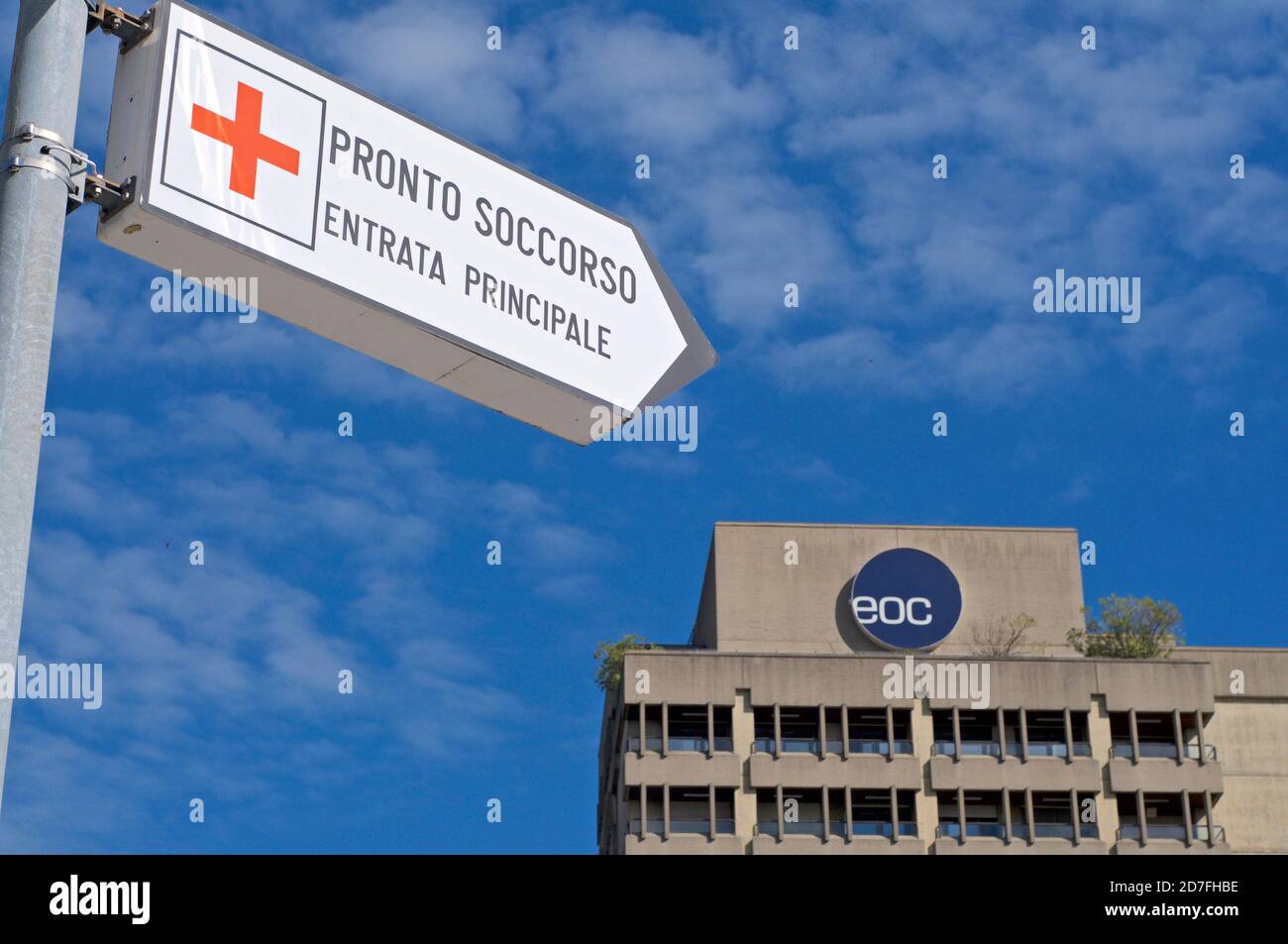 Lugano, Tessin, Suisse - 14 octobre 2020 : vue du panneau de la salle d'urgence suspendu devant l'hôpital de Civico à Lugano, Suisse Banque D'Images
