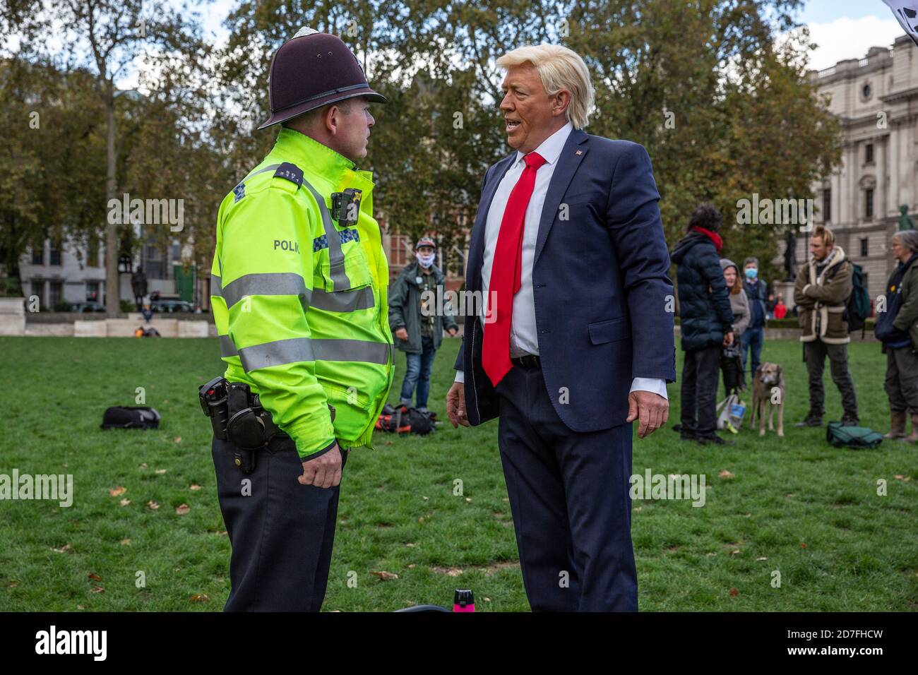 Londres, Royaume-Uni. 22 octobre 2020. Londres, Royaume-Uni. 22 octobre 2020. Donald Trump, le président des États-Unis d'Amérique (à l'apparence) tombe sur la place du Parlement, Londres, Angleterre, Royaume-Uni. 22 octobre 2020. Crédit : Jeff Gilbert/Alamy Live News Banque D'Images