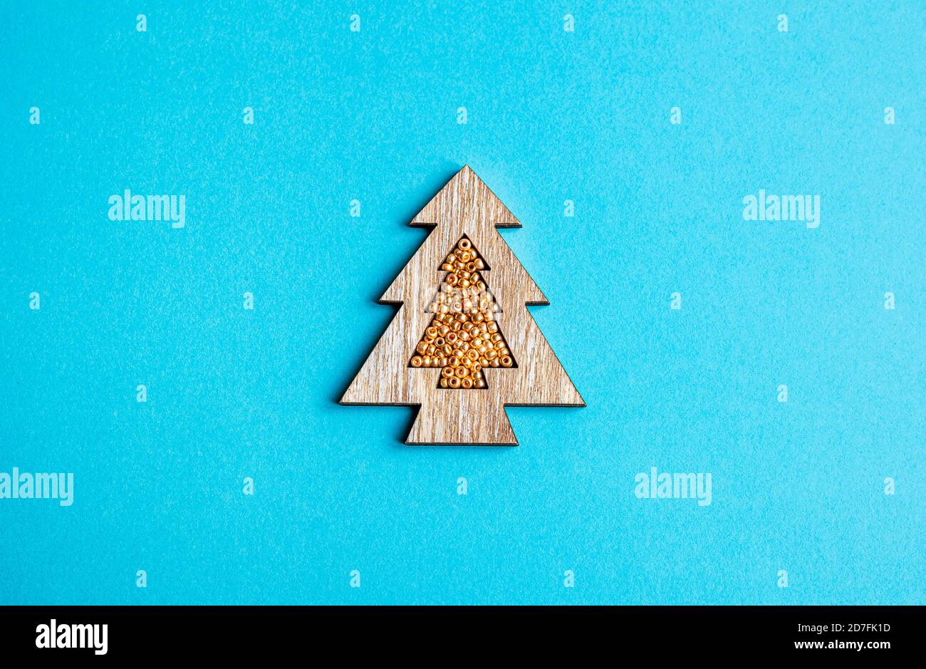 Arbre de Noël décoratif en bois sur fond bleu. Concept de Noël, nouvel an, hiver dans un style minimaliste, plat Banque D'Images