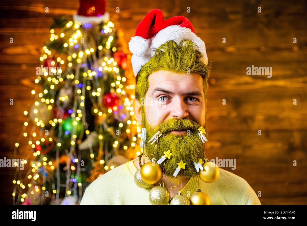 Joyeux Noel Et Joyeuses Fetes Pere Noel Moderne Barbu Beau Pere Noel Vetu D Une Robe De Noel Concept De La Nouvelle Annee Photo Stock Alamy