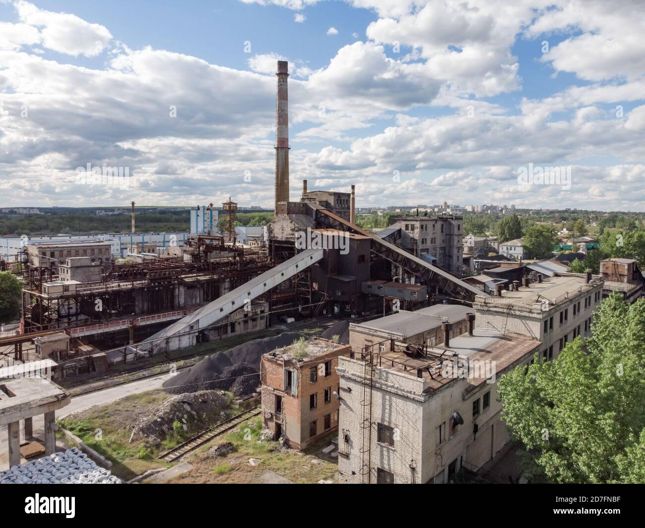 Tir de drone aérien d'une zone industrielle de charbon de coke ancienne avec cheminée de fumée. Concept de pollution de l'air. Banque D'Images