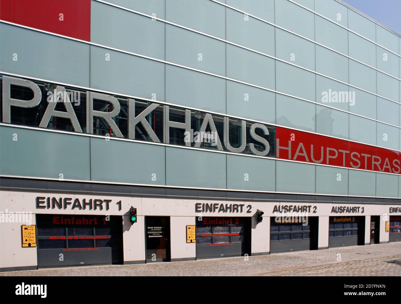 Dresde, Allemagne. 2 septembre 2011. Vue extérieure d'un parking moderne en Allemagne, avec une façade en verre et plusieurs portes d'entrée et de sortie des voitures. Banque D'Images