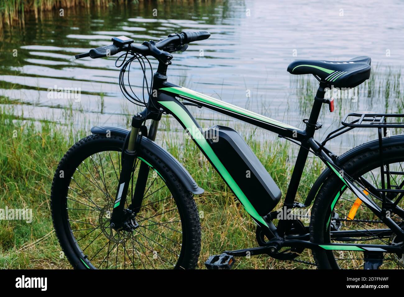 Vélo électrique dans le parc en été. Vue du moteur et de la batterie d'alimentation. Banque D'Images