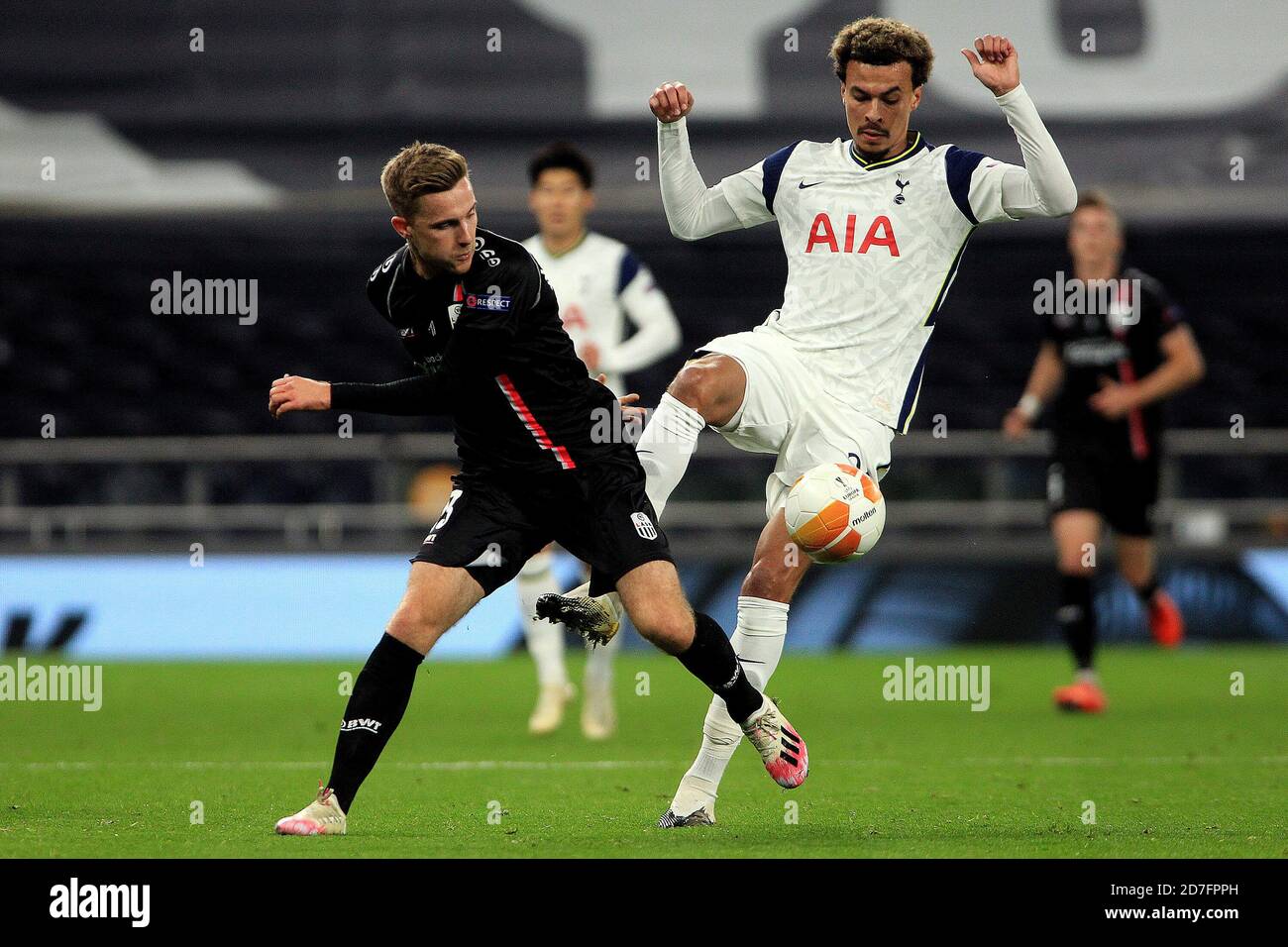 Londres, Royaume-Uni. 22 octobre 2020. DELE Alli de Tottenham Hotspur (R) en action avec Johannes Eggestein de LASK (L). UEFA Europa League, groupe J Match, Tottenham Hotspur v Lask au Tottenham Hotspur Stadium de Londres le jeudi 22 octobre 2020. Cette image ne peut être utilisée qu'à des fins éditoriales. Utilisation éditoriale uniquement, licence requise pour une utilisation commerciale. Aucune utilisation dans les Paris, les jeux ou les publications d'un seul club/ligue/joueur. photo par Steffan Bowen/Andrew Orchard sports photographie/Alay Live news crédit: Andrew Orchard sports photographie/Alay Live News Banque D'Images