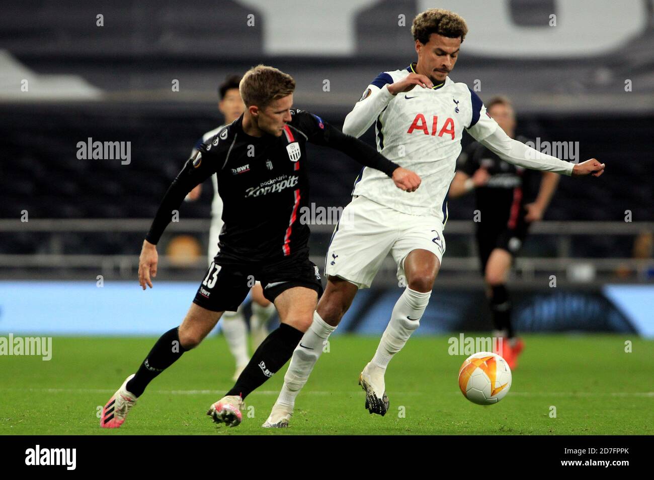 Londres, Royaume-Uni. 22 octobre 2020. DELE Alli de Tottenham Hotspur (R) en action avec Johannes Eggestein de LASK (L). UEFA Europa League, groupe J Match, Tottenham Hotspur v Lask au Tottenham Hotspur Stadium de Londres le jeudi 22 octobre 2020. Cette image ne peut être utilisée qu'à des fins éditoriales. Utilisation éditoriale uniquement, licence requise pour une utilisation commerciale. Aucune utilisation dans les Paris, les jeux ou les publications d'un seul club/ligue/joueur. photo par Steffan Bowen/Andrew Orchard sports photographie/Alay Live news crédit: Andrew Orchard sports photographie/Alay Live News Banque D'Images