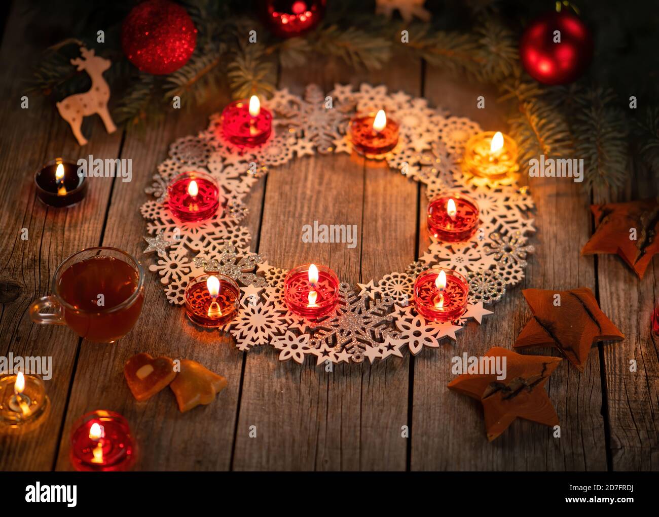 Décoration ornementale d'hiver avec bougies allumées sur table rustique en bois avec punch de vin chaud et pain d'épice. Les fêtes de Noël et le thème du nouvel an Banque D'Images