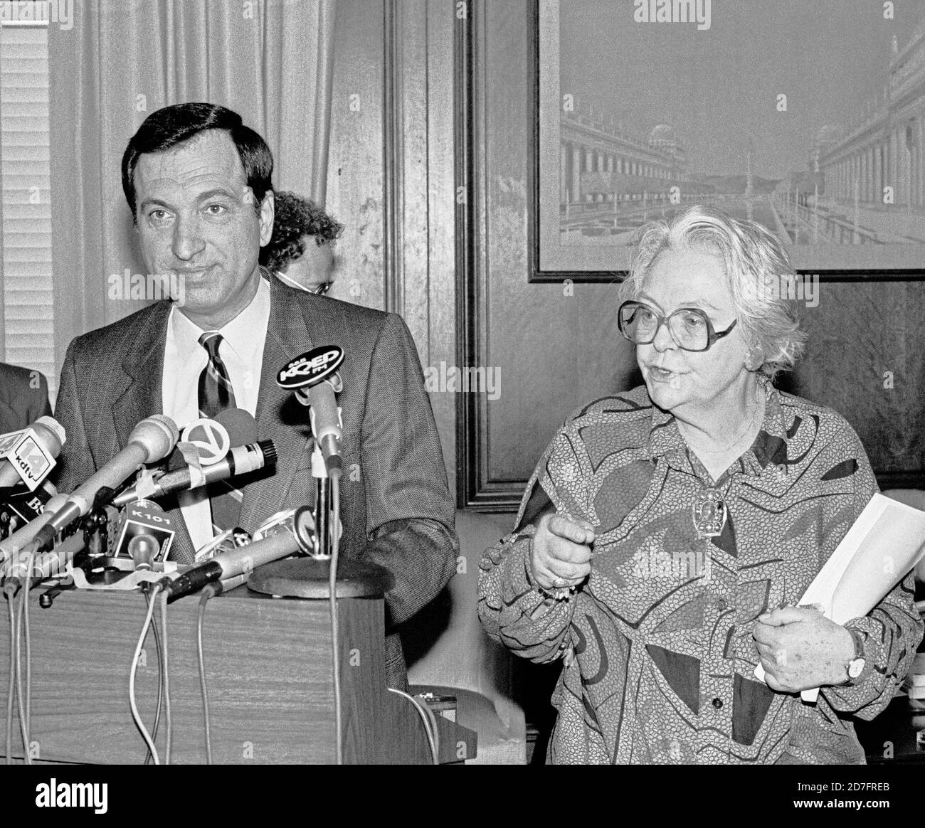 Maire de San Francisco, 1988-1992, Art Agnost avec son attaché de presse Eileen Maloney, ancien journaliste de presse, lors d'une conférence de presse au bureau de l'hôtel de ville du maire, Californie Banque D'Images
