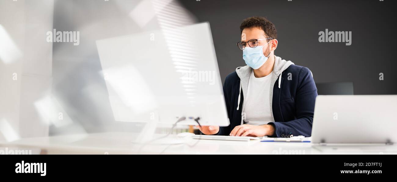 Employé d'entreprise portant un masque facial au bureau de l'ordinateur Banque D'Images